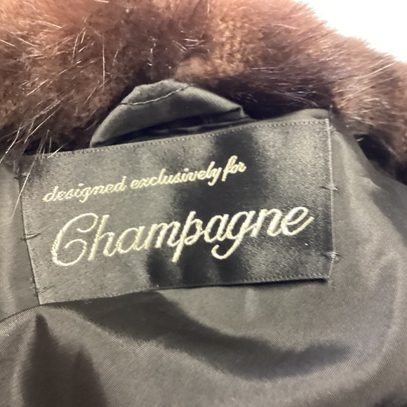 MUSKRAT. FUR.  PLEASE READ ALL DESCRIPTION  FULL LENGTH  mahogany undertones - Picture 7 of 9